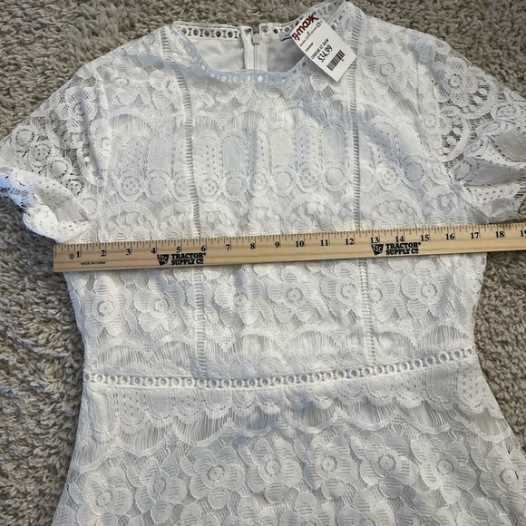 MOONRIVER DRESS SIZE JUNIOR LARGE BEAUTIFUL LACE NWT - Picture 3 of 16